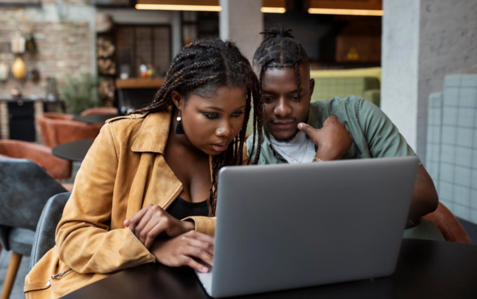 Arbeitsplatz mit Computer für Finanzprogramme